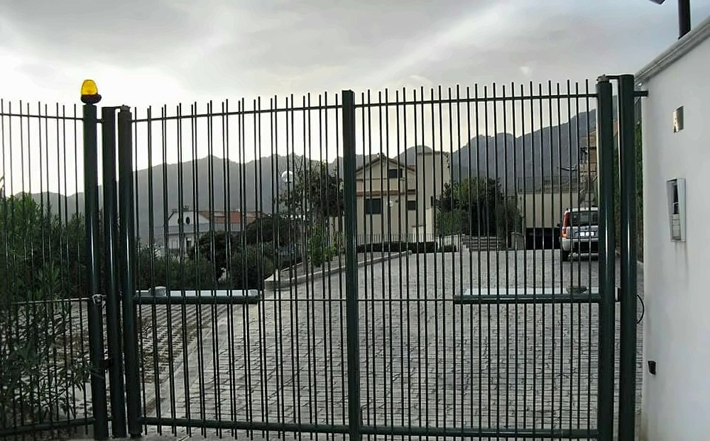 Cancello in ferro con automazione