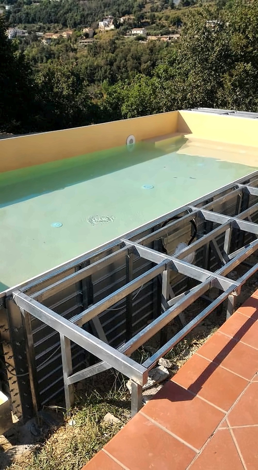 Struttura in acciaio zincato a bordo di una piscina per il piano di calpestio