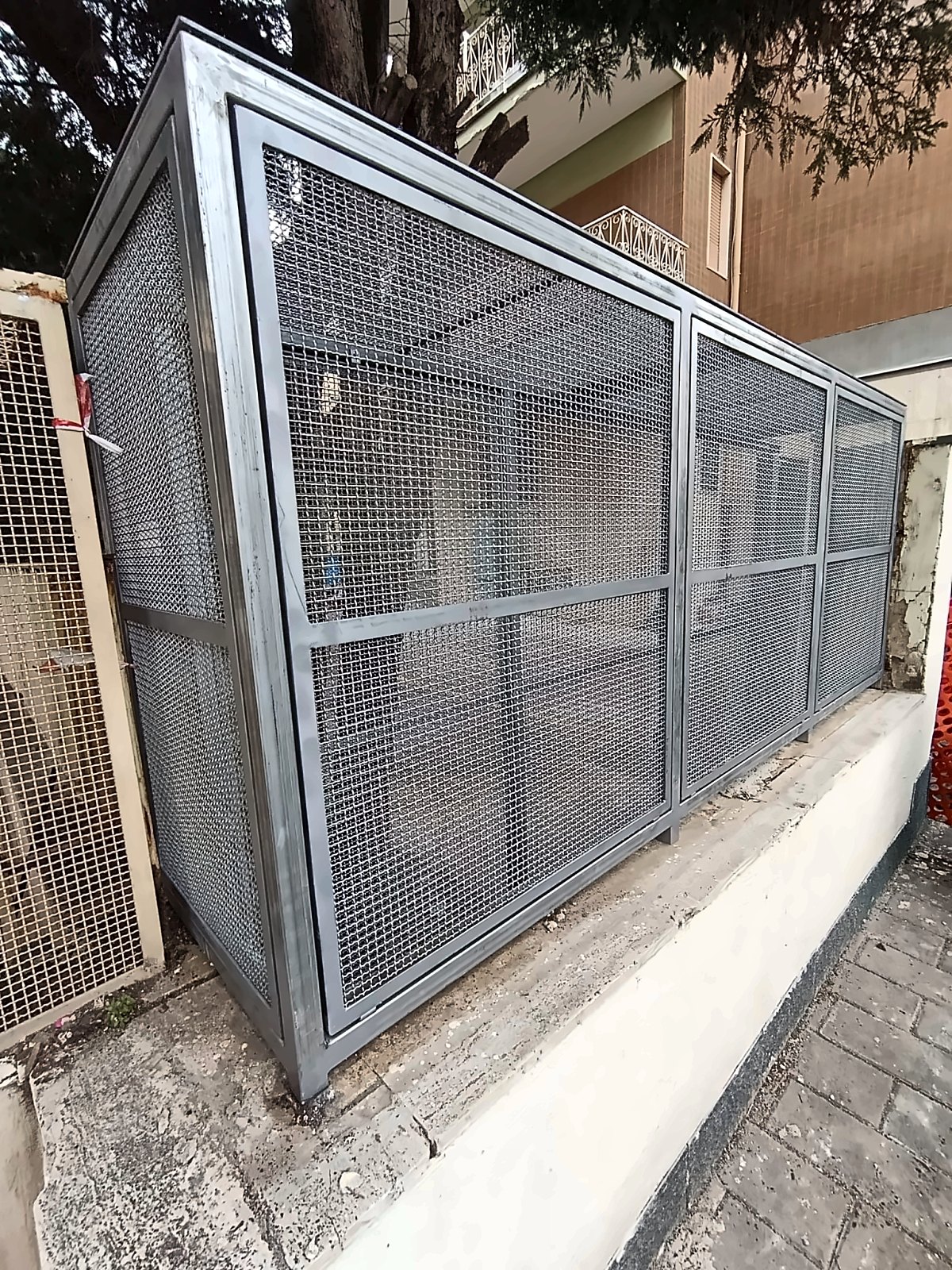 Gabbia in ferro e rete metallica con telaio zincato, vista d’angolo