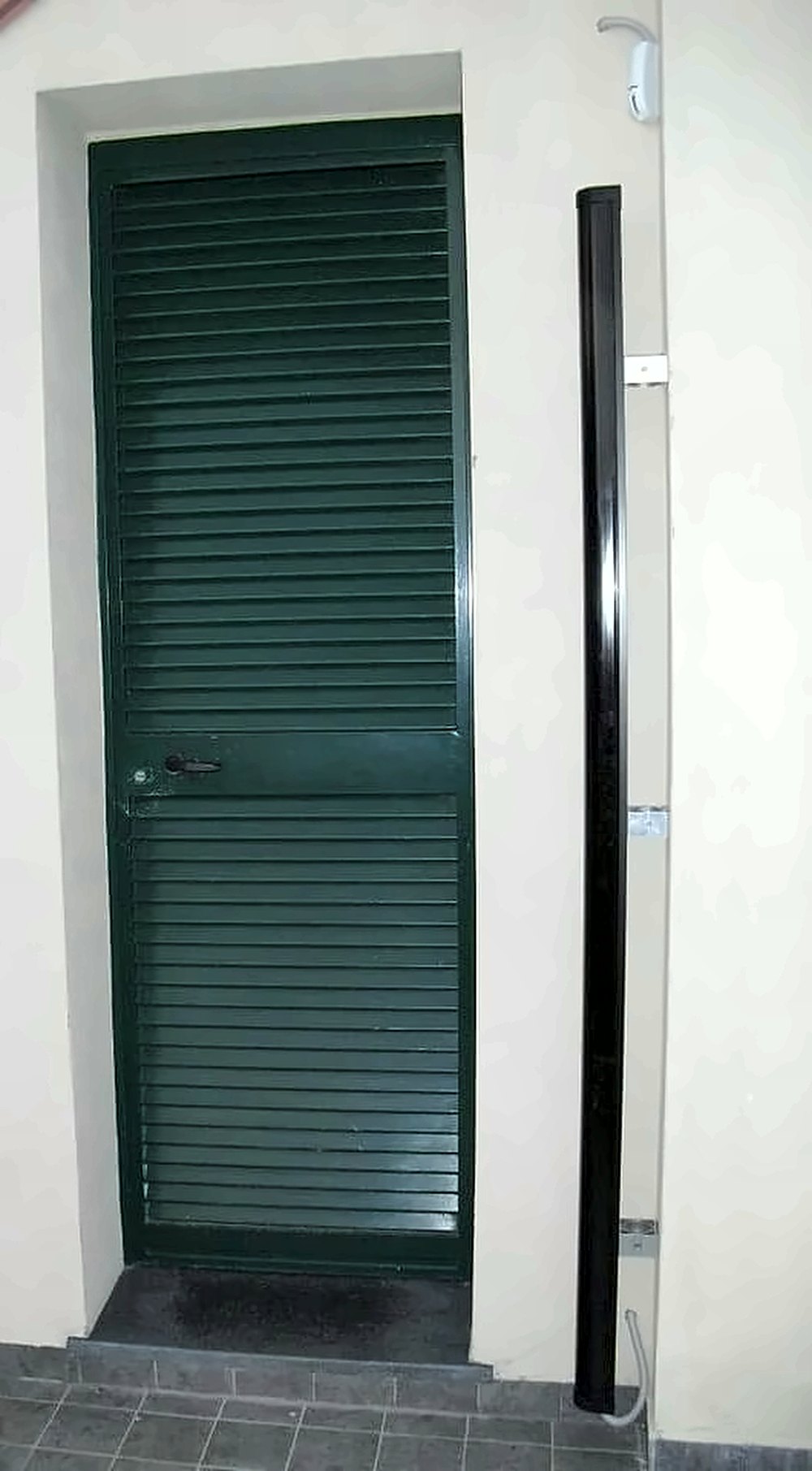 Porta con persiana in acciaio verniciato verde