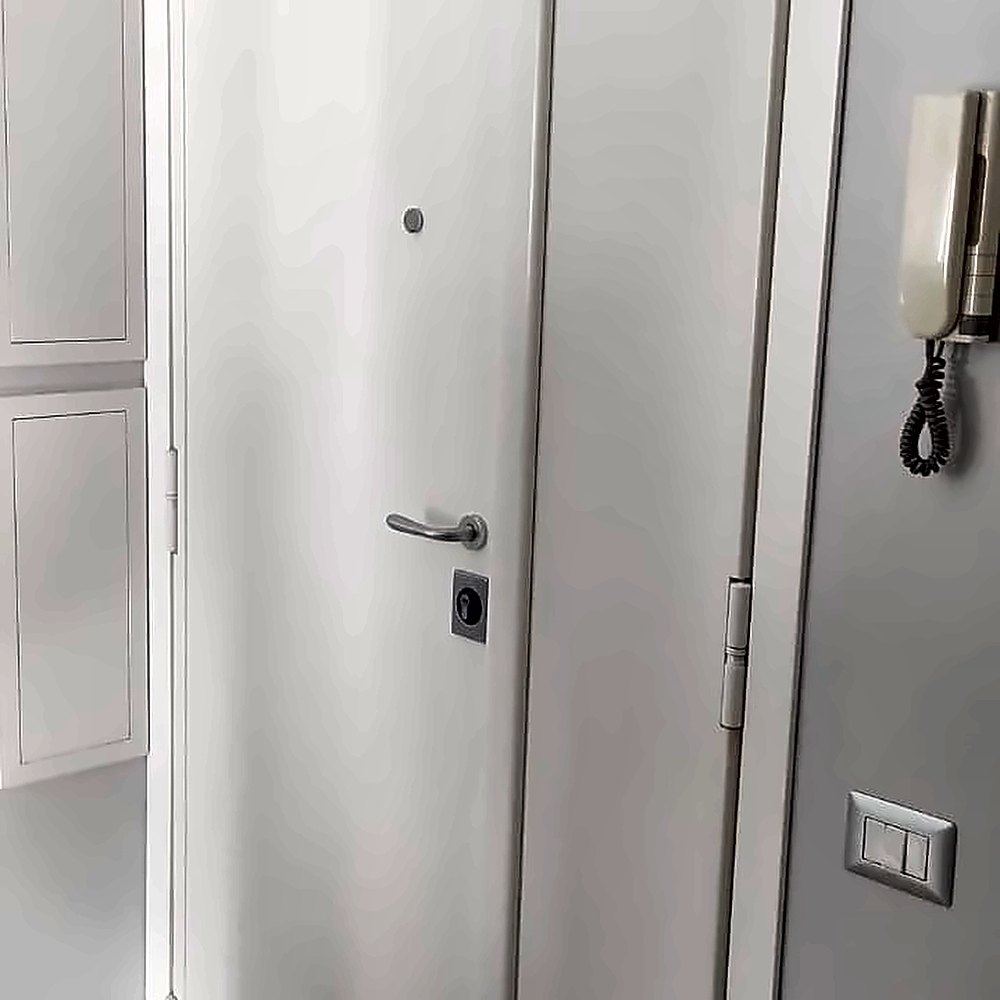 Porta blindata bianca con citofono, appartamento a Salerno