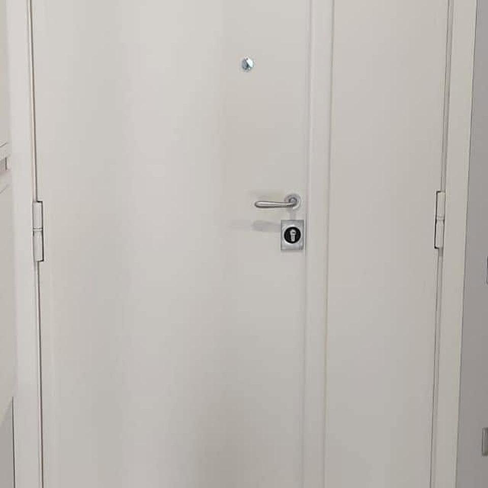 Porta blindata bianca a due ante