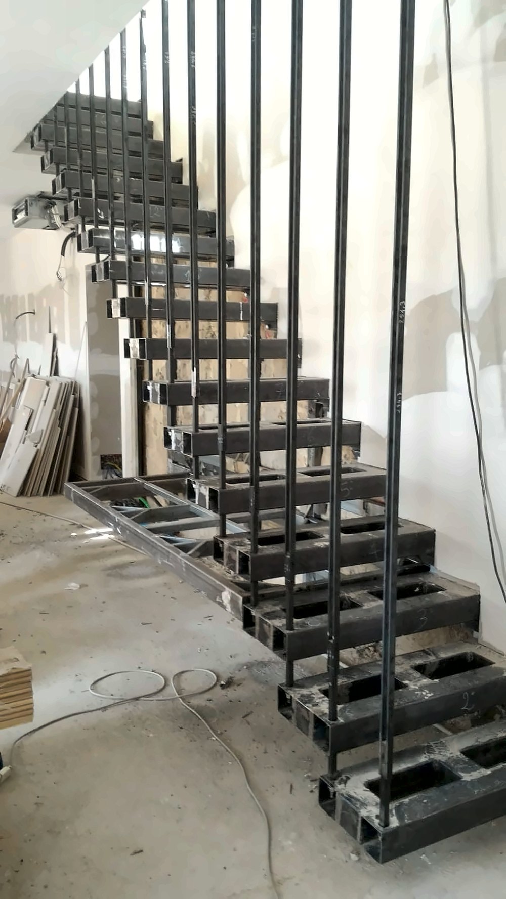 Struttura in ferro di una scala su misura prima della posa dei gradini